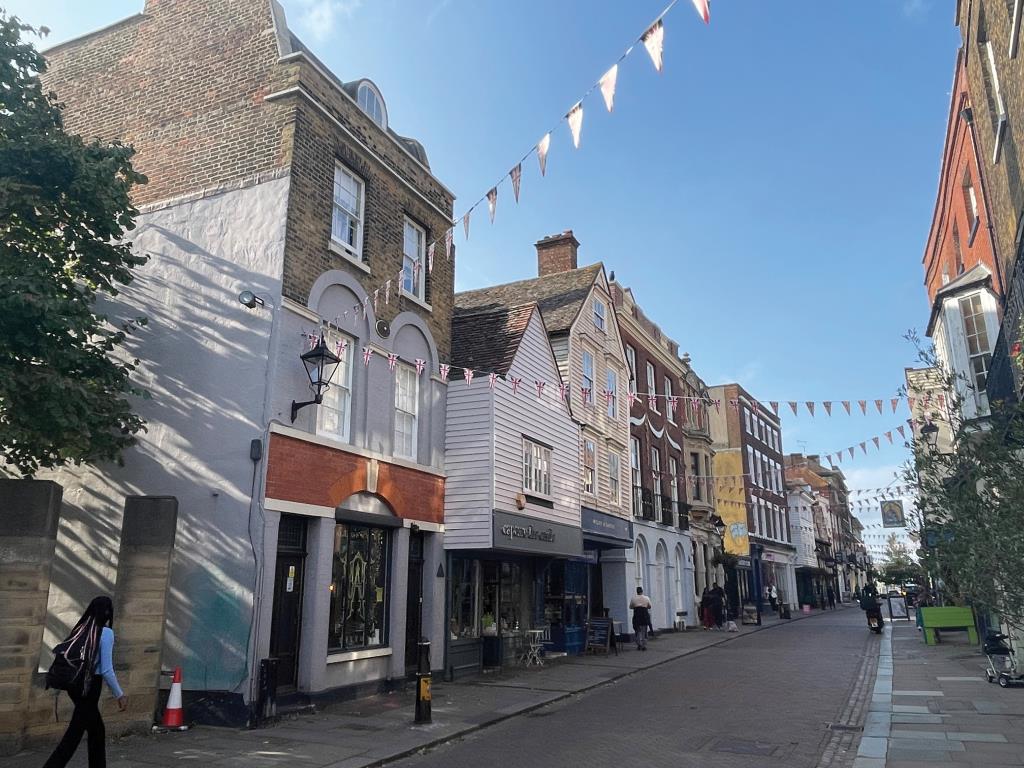 Lot: 142 - COMMERCIAL PROPERTY FOR REPAIR/IMPROVEMENT SUBJECT TO TENANCY, IN HISTORIC TOWN CENTRE - View of historic Rochester High Street